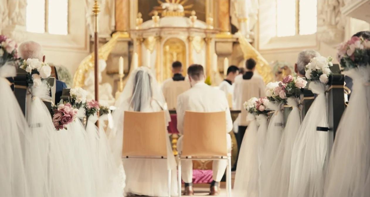 Reportage: Hochzeit von Moritz und Patricia – Brautpaar vor dem Altar während der kirchlichen Trauung