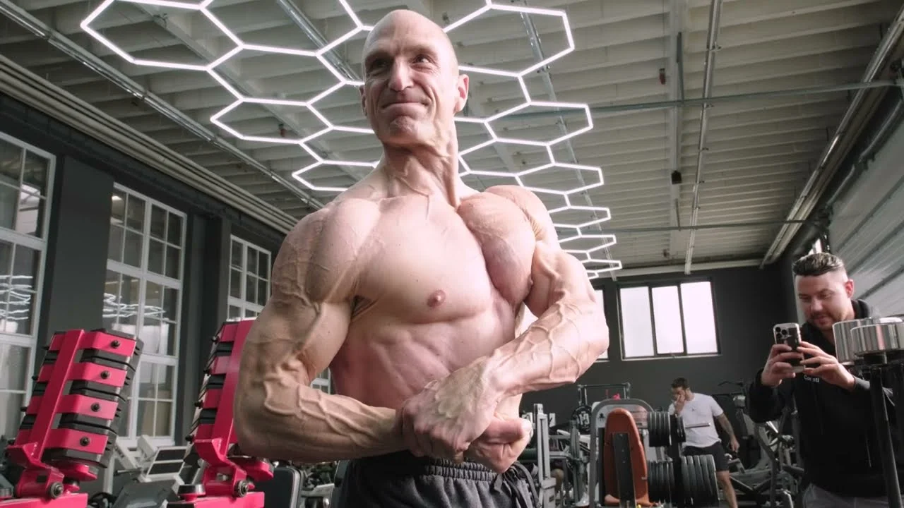 Kurzportrait: Mirco Burger, Pro Natural Bodybuilder, beim Posing im Fitnessstudio